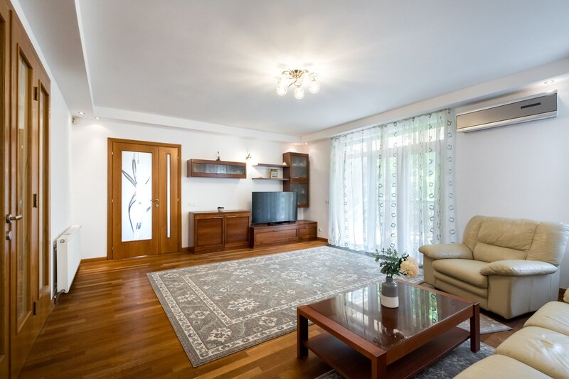 Baneasa, Dobrogeanu Gherea-Garlei, comision 0%, vila P+1+M 6 camere, curte 550 mp.