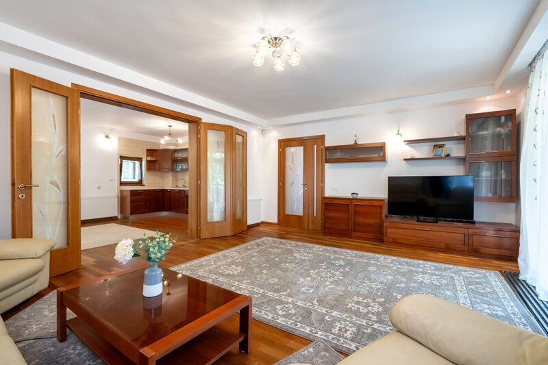 Baneasa, Dobrogeanu Gherea-Garlei, comision 0%, vila P+1+M 6 camere, curte 550 mp.