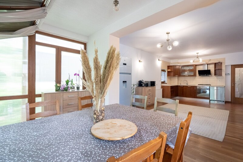 Baneasa, Dobrogeanu Gherea-Garlei, comision 0%, vila P+1+M 6 camere, curte 550 mp.